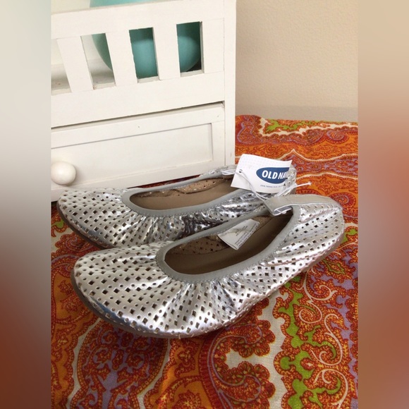 NWT Old Navy Girls Ballet Style Slip On Shoes Metallic Silver Size 12 M - Picture 3 of 10
